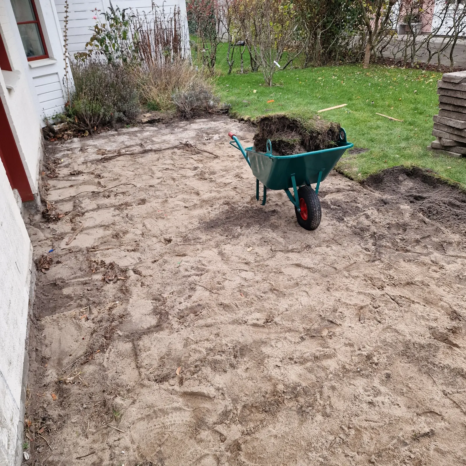 Terrasse med træpergola og stenbelægning – billede 1
