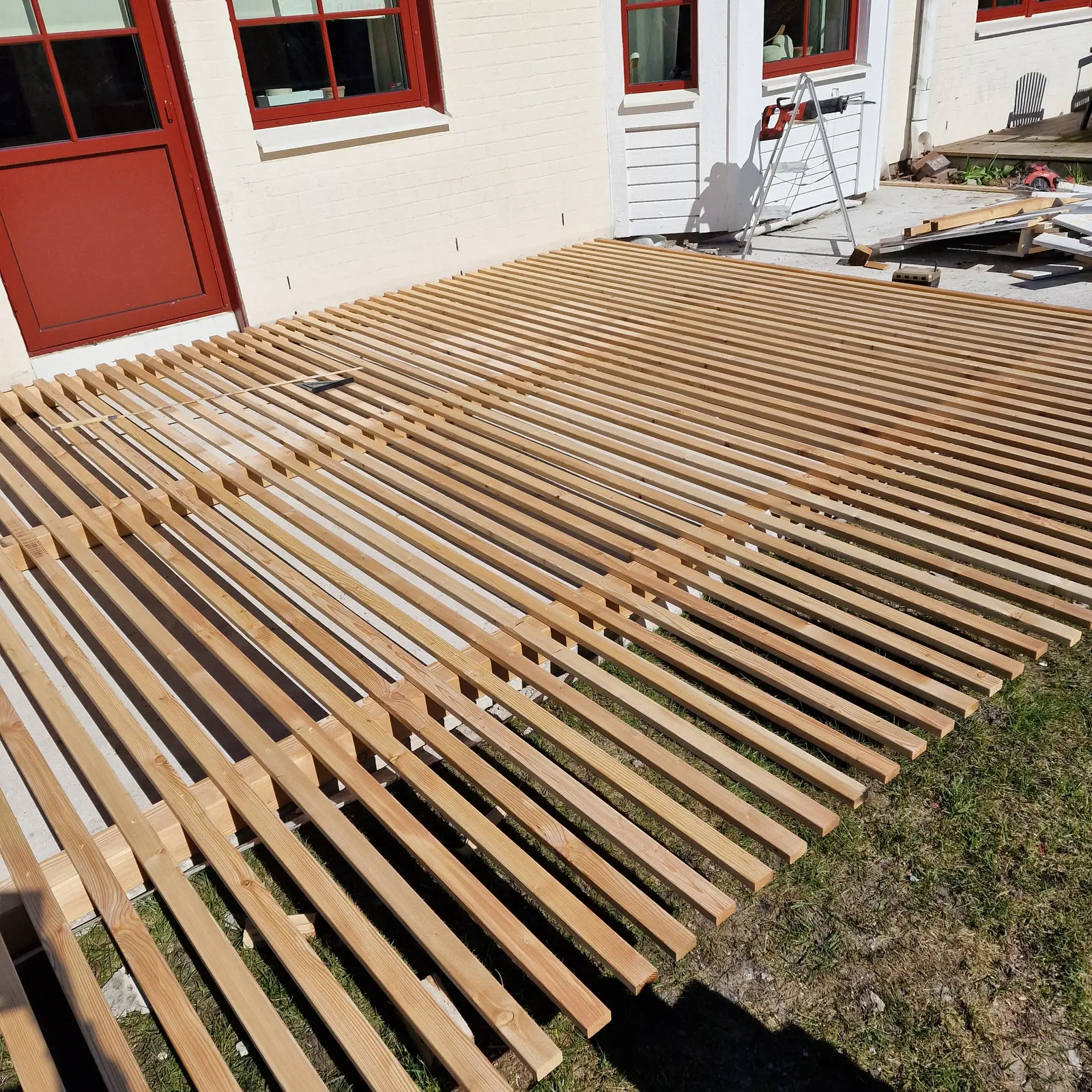 Terrasse med træpergola og stenbelægning – billede 2