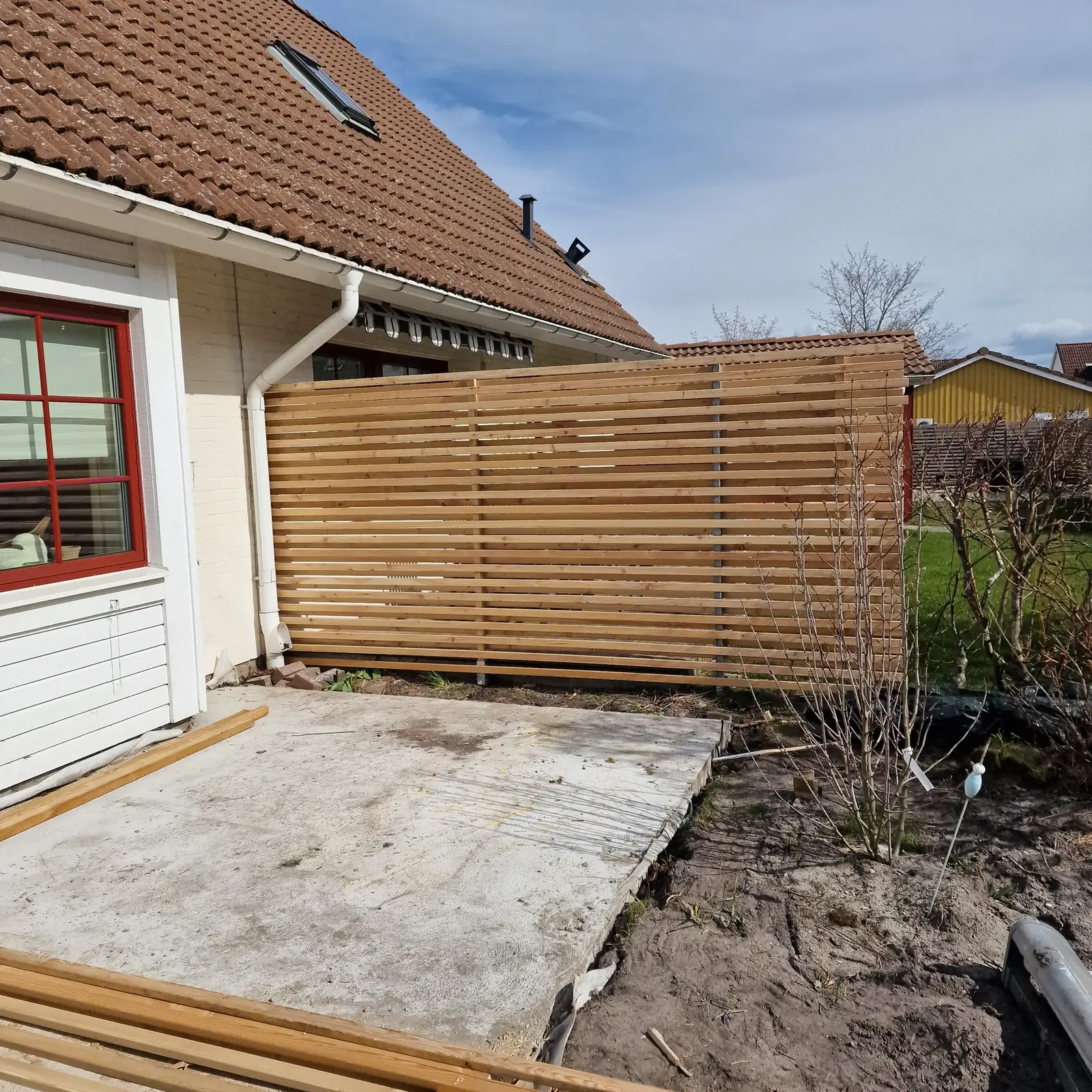 Terrasse med træpergola og stenbelægning – billede 3