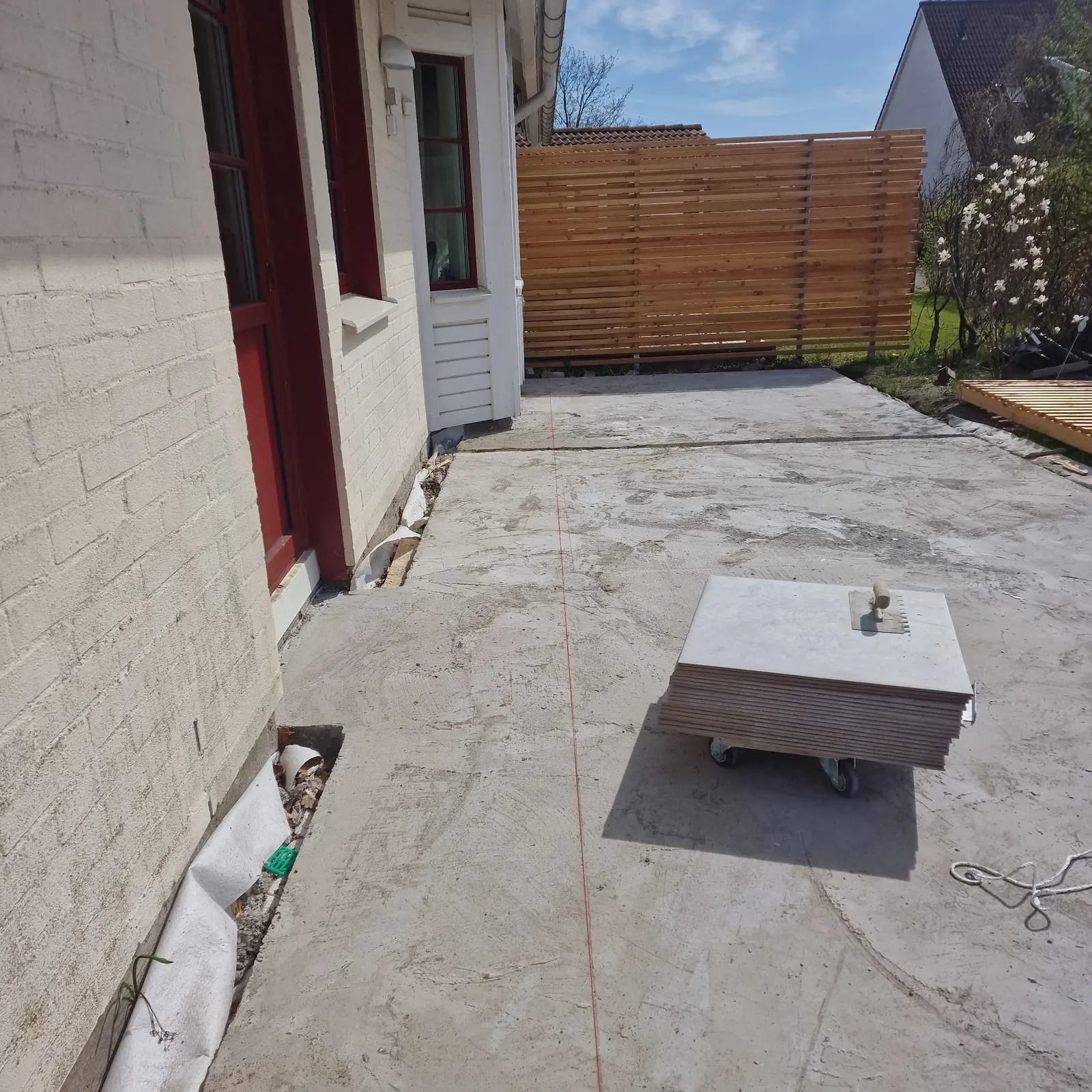 Terrasse med træpergola og stenbelægning – billede 4