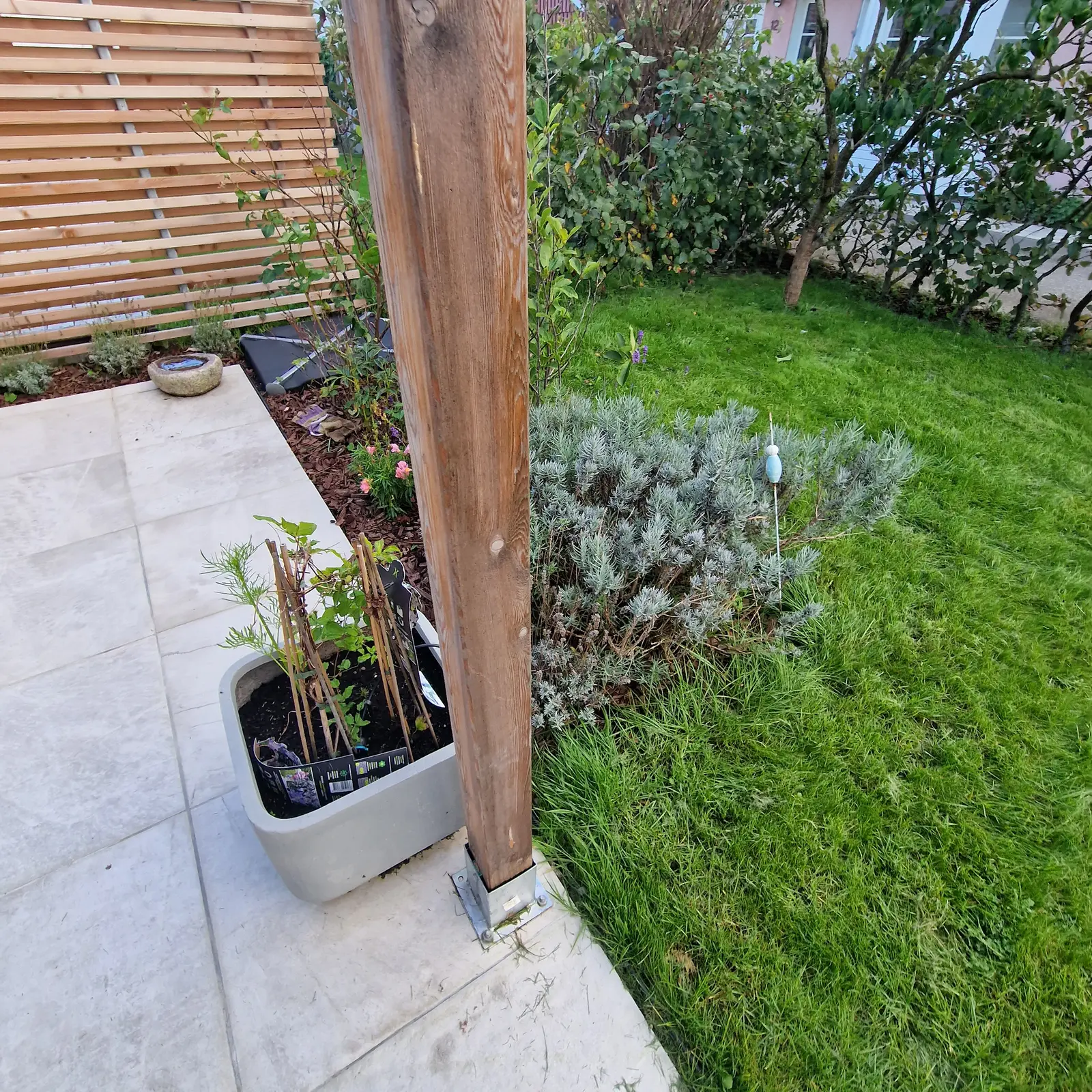 Terrasse med træpergola og stenbelægning – billede 5