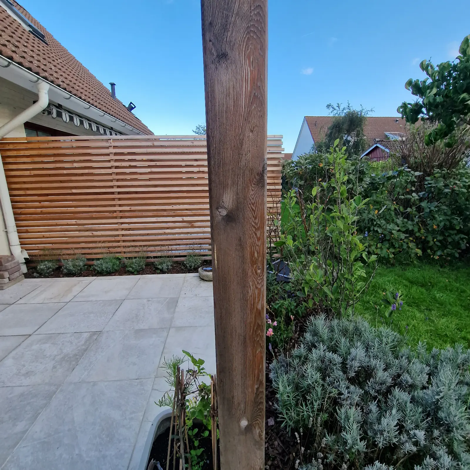 Terrasse med træpergola og stenbelægning – billede 6