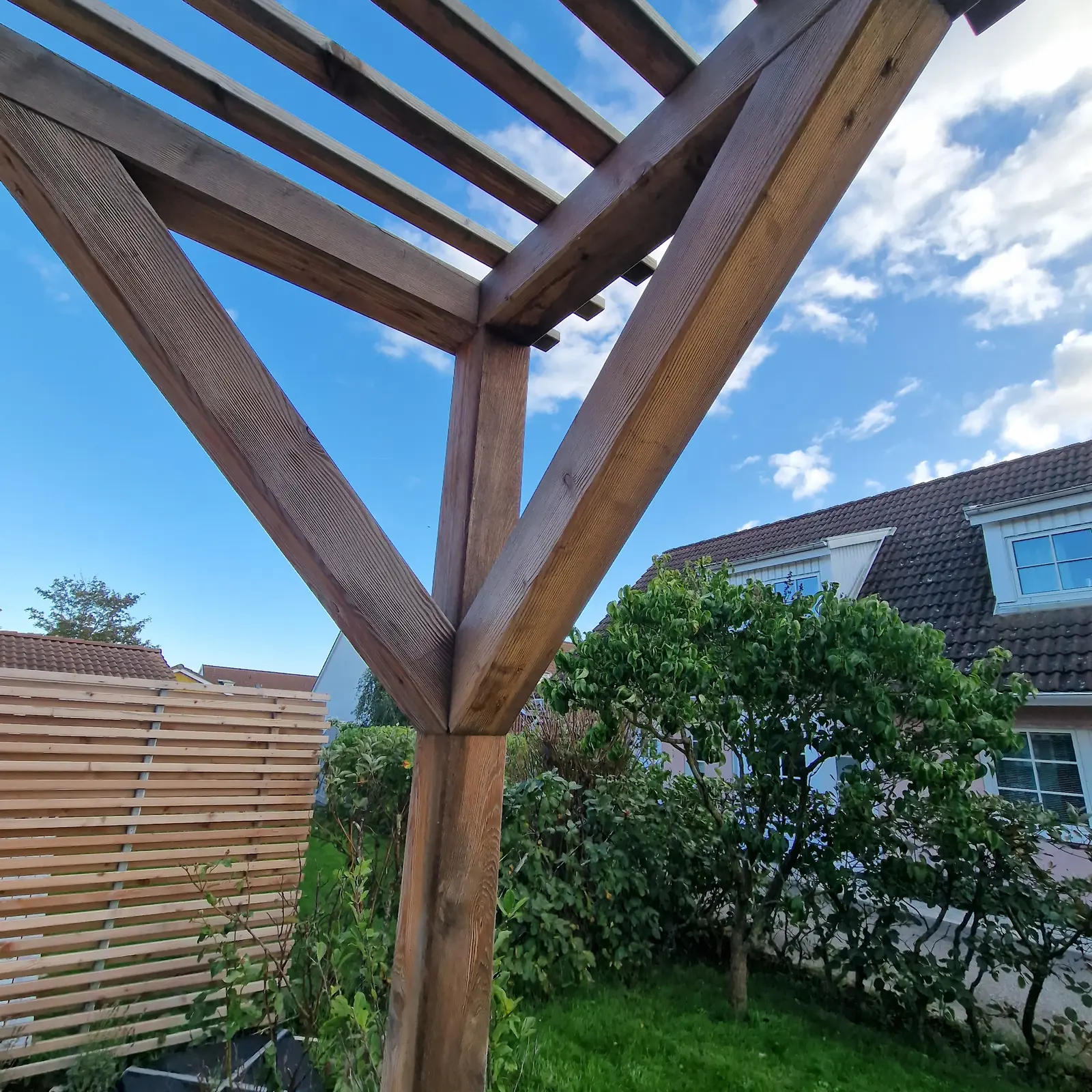 Terrasse med træpergola og stenbelægning – billede 7